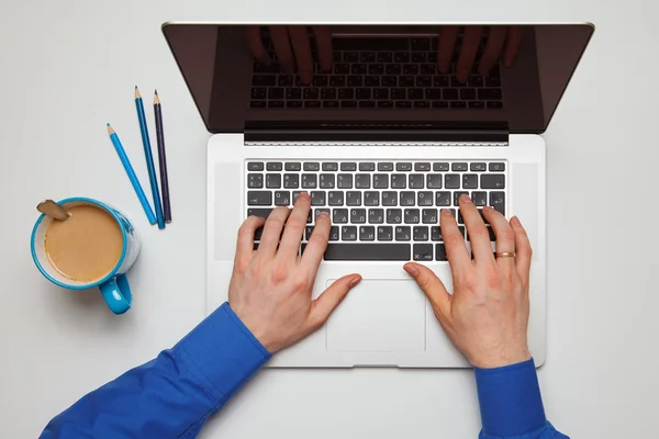 Περικομμένη εικόνα ενός νεαρού άνδρα που εργάζονται σε φορητό υπολογιστή του στο σπίτι, κάτοψη της επιχείρηση άνθρωπος χέρια απασχολημένος χρησιμοποιώντας φορητό υπολογιστή στο γραφείο — Φωτογραφία Αρχείου