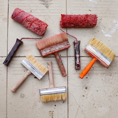 Eski rulo boya fırçası, boya fırçası ile gri karo