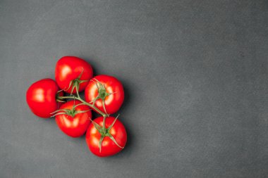 koyu ahşap yüzey, en iyi görünümü taze domates. Metin için boş yer.