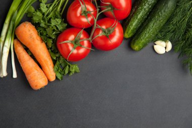 Gıda çerçeve. sebze yemek, koyu arka plan, üstten görünüm, çerçeve için. afiş