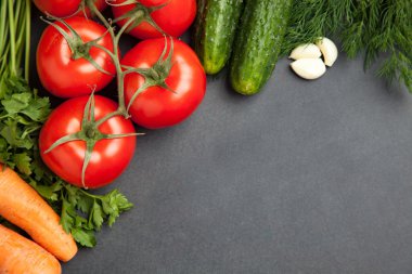 Gıda çerçeve. sebze yemek, koyu arka plan, üstten görünüm, çerçeve için. afiş