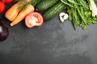 Çerçeve sebze. soğan, sarımsak, maydanoz, salatalık, patlıcan, domates ve dereotu. Üstten Görünüm afiş