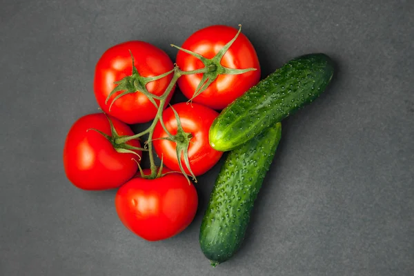 domates ve salatalık karanlık bir arka plan üzerinde. gıda kavramı. Yakın çekim