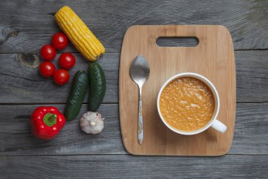 Geleneksel yaz çorbası - Gazpacho ve ahşap backgroubd üzerinde taze sebze