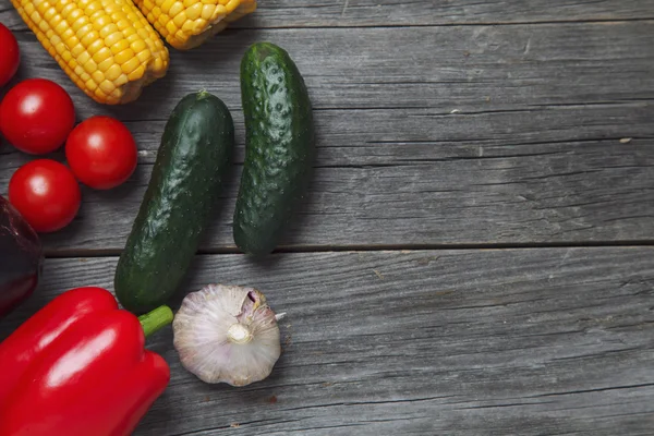 Φρέσκα λαχανικά. Κάτοψη της μια κατάταξη των αγρόκτημα φρέσκα λαχανικά, κόκκινο πιπέρι, σκόρδο, καλαμπόκι, ντομάτες, αγγούρια. — Φωτογραφία Αρχείου