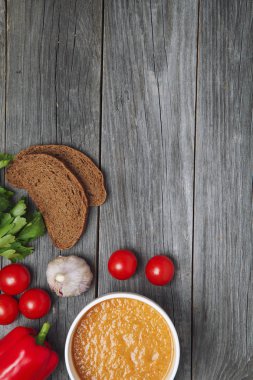 Hafif yaz yemek kavramı. Soğuk domates çorbası (gaspaço) ile crou