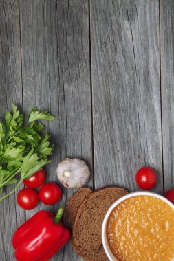 Ahşap bir masa üzerinde sebze taze domates çorbası. Görüntülenen f