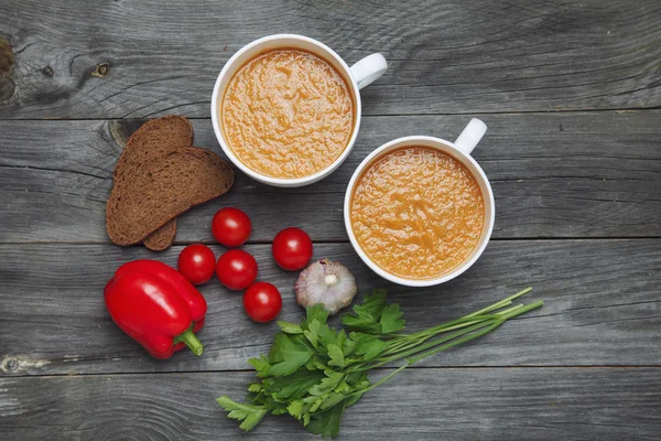 Gazpacho soep en ingrediënten op donkere houten achtergrond. Spaans — Stockfoto