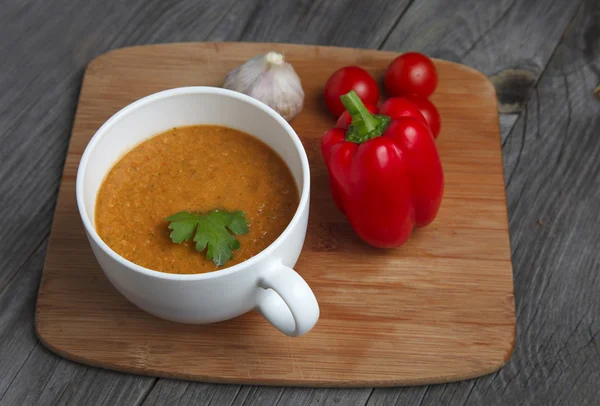 Verse tomaat gazpacho in plaat — Stockfoto