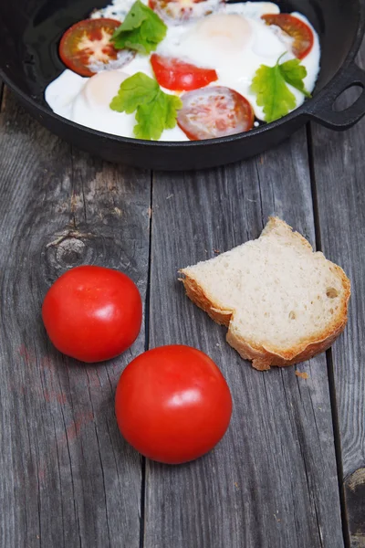 Ομελέτα με ντομάτα στο frypan σε ρουστίκ ξύλινα φόντο — Φωτογραφία Αρχείου