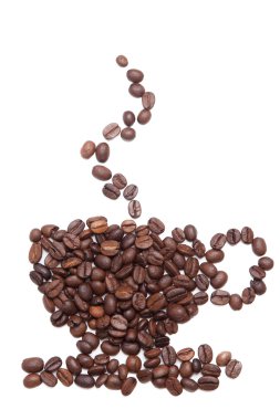 Kahve çekirdeği gibi bir fincan beyaz arka plan üzerinde şekil yapmak