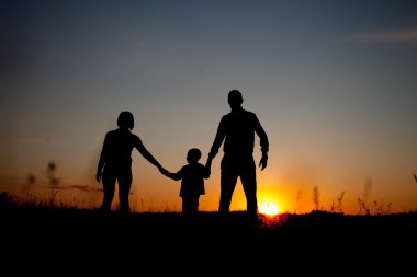Aile üzerinde açık alacakaranlıkta silüeti. Dostu aile kavramı.