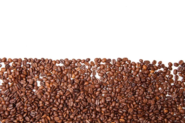 Braun geröstete Kaffeebohnen isoliert auf weißem Hintergrund — Stockfoto