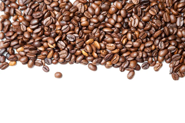 Kaffeebohnen. isoliert auf weißem Hintergrund mit weißem Hintergrund für Kopierraum.. Kaffee Hintergrund oder Texturkonzept. — Stockfoto