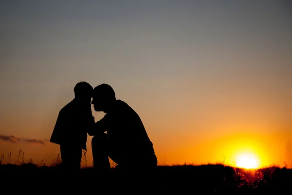 Father and child Sunset, Silhouette against the evening sky — Stock Photo, Image