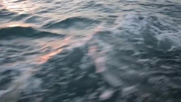 Zee golven in beweging en in de zonsondergang licht — Stockvideo