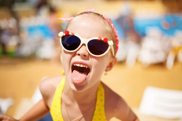 küçük kız sıcak Beach eğlence gülümseyen