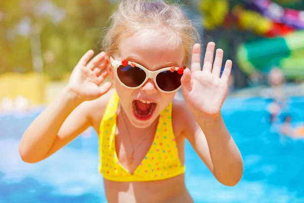 Adorabile bambina vicino alla piscina durante le vacanze tropicali — Foto Stock