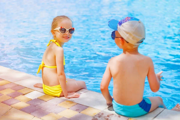 Bambini piccoli vicino alla piscina durante le vacanze estive — Foto Stock