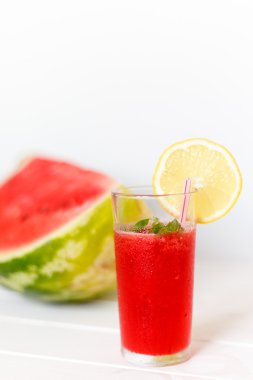 ahşap bir masa üzerinde taze karpuz güler yüzlü. Seçici odak