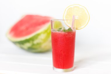 bardak limon ile karpuz güler yüzlü