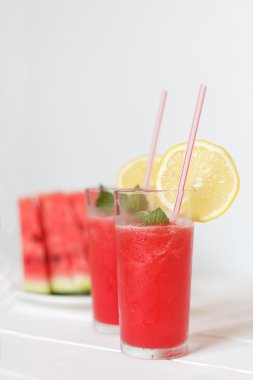 Karpuz iç bardaklarda limon ve nane rustik backgr üzerinde