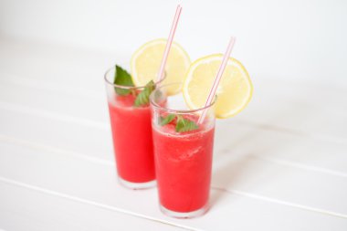 Limon ve nane bardaklarda karpuz smoothies