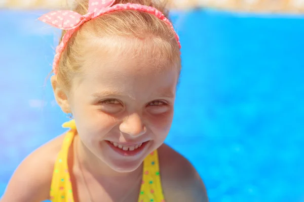 Retrato de un niño cerca de la piscina exterior — Foto de Stock
