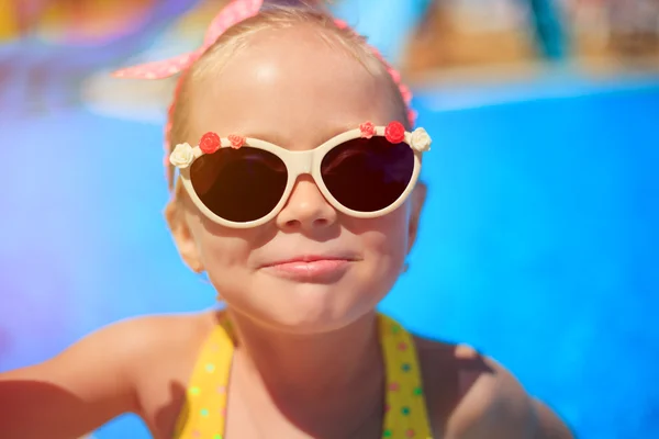 Retrato Una Niña Pequeña Gafas Sol Cerca Piscina Aceptada Que — Foto de Stock