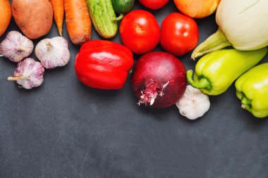 Taze çiğ sebze - soğan, sarımsak, yeşil ve kırmızı biber, havuç, domates, şeker pancarı, kabak. sağlıklı beslenme kavramı