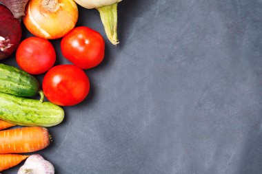 Koyu arka plan üzerinde taze organik sebze. boş alan