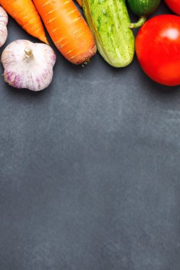 Koyu arka plan üzerinde taze organik sebze