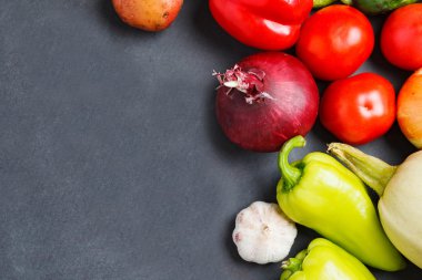 Çeşitli ham organik sebze ile kompozisyon. kopya alanı