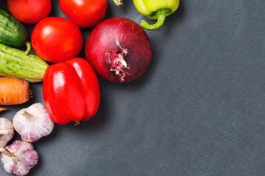 Koyu arka plan üzerinde farklı çiğ sebze. Sağlıklı beslenme.