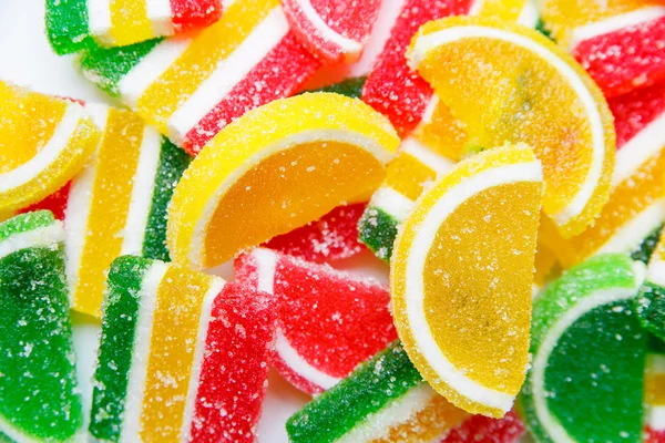 Смешанные красочные фруктовые конфеты и желе в качестве фона — стоковое фото