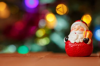 Fotokopi arkaplanlı sahte ışıklı bir Noel Baba.