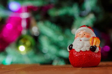 Fotokopi arkaplanlı sahte ışıklı bir Noel Baba.