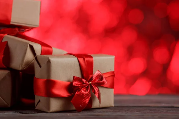 Χριστουγεννιάτικο Κουτί Δώρου Κορδέλα Ξύλινο Τραπέζι Φόντο Αφηρημένο Κόκκινο — Φωτογραφία Αρχείου
