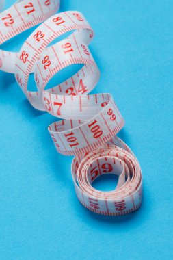 Mavi arka planda bir terzi için rulet.