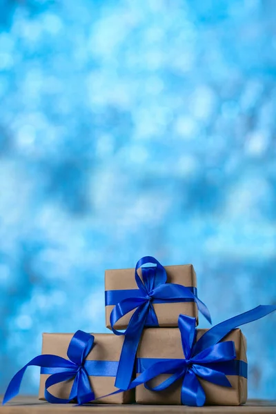 Karácsonyi Vagy Szülinapi Ajándékok Kézműves Papír Csomagolt Ajándékdobozok Kék Bokeh — Stock Fotó