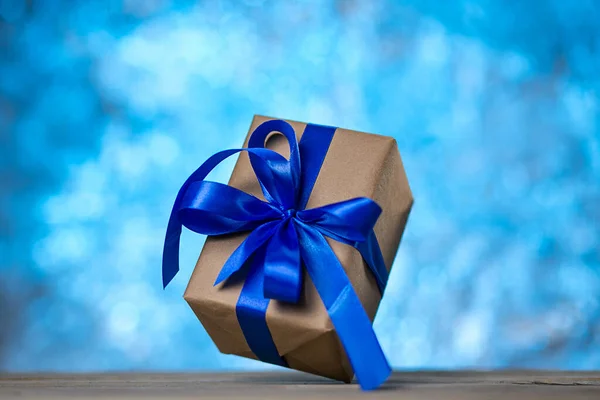 Karácsonyi Vagy Szülinapi Ajándékok Kézműves Papír Csomagolt Ajándékdobozok Kék Bokeh — Stock Fotó
