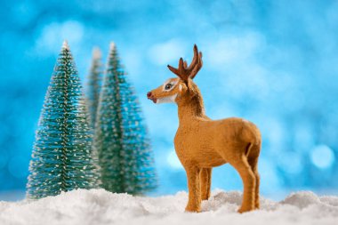 Noel kartı gebeliği. Noel oyuncağı geyik süslemesi Noel ağaçları ve karla.