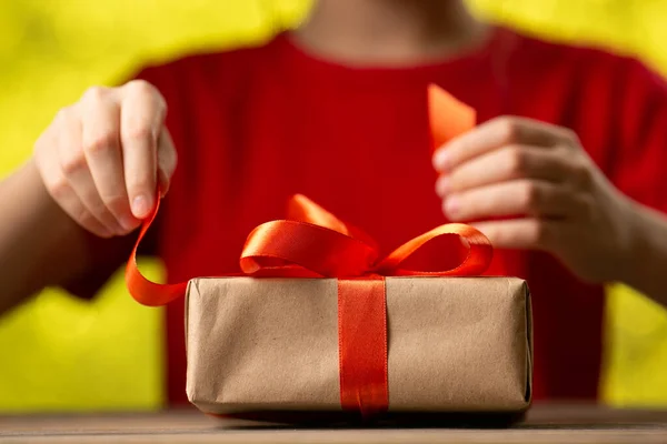 Manos Envolviendo Regalo Navidad Con Cinta Roja Concepto Tarjeta Felicitación Imagen de archivo