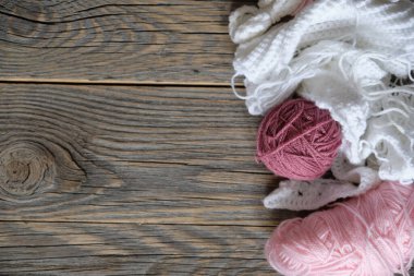 İplik yumakları çerçeve olarak dizilmiş. El işi, örgü ya da el yapımı bir konsept. Kış hobisi. Üst görünüm, düz görünüm, kopyalama alanı..