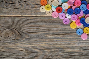 Çeşitli düğmeler kompozisyonu, ahşap arkaplan, eski model arkaplan, maket.
