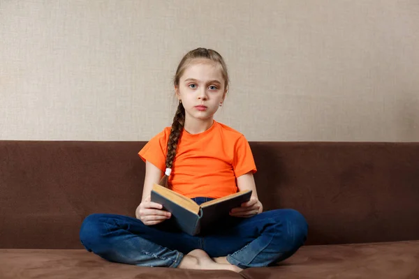 Schattig Klein Meisje Dat Thuis Een Boek Leest Sofa Cross — Stockfoto