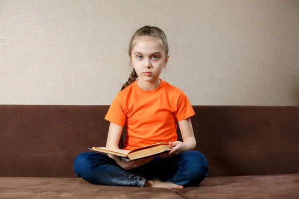 Niña Con Libro Las Piernas Mirando Cámara — Foto de Stock