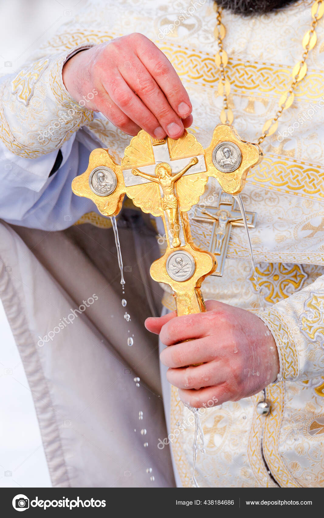 у священника в руках. крестик священника. батюшка с крестиком в руках. у священника в руках. крест у батюшки в руках.