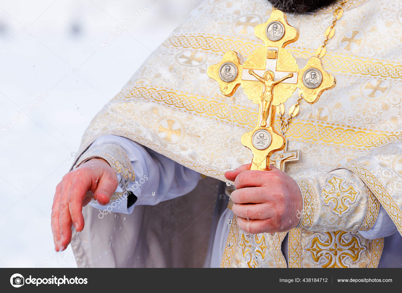 крестик сток фото. фото крест библия священник. патриарх кирилл с посохом. патриарх кирилл кадуцей. рука с крестом сток.