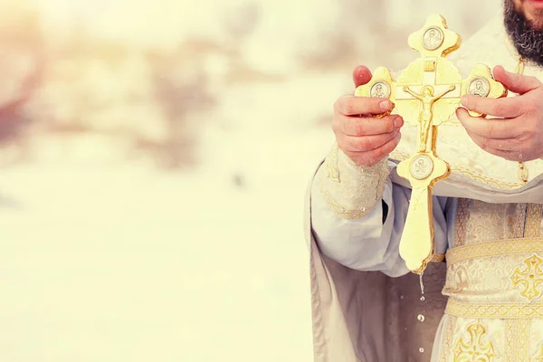 Χέρια Ενός Ιερέα Βουτούν Έναν Ορθόδοξο Χρυσό Σταυρό Στο Ποτάμι — Φωτογραφία Αρχείου